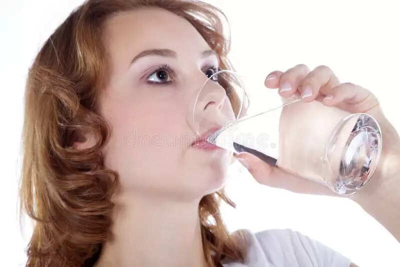 एक सामान्य व्यक्ति को रोजाना कितना पानी पीना चाहिए?
