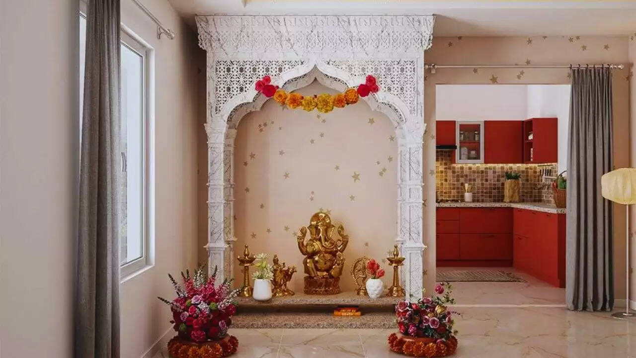 घर के मंदिर में न रखें ये 5 चीजें, वरना होगी नकारात्मक ऊर्जा का सामना