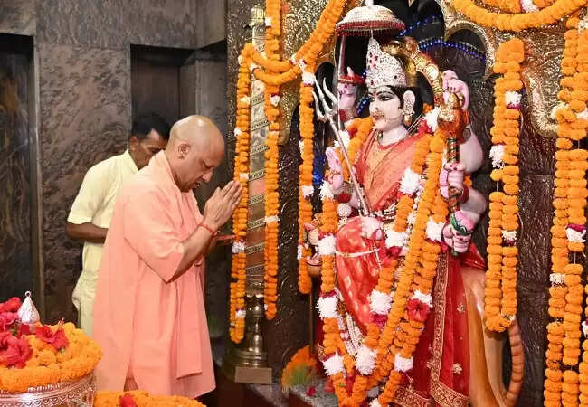सीएम योगी का बलरामपुर दौरा: मंदिर में दर्शन और विकास परियोजनाओं का उद्घाटन