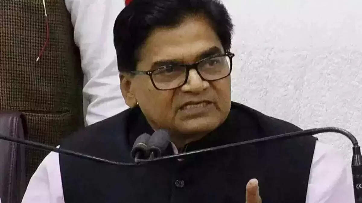 सपा सांसद राम गोपाल यादव का बड़ा बयान: लोकतंत्र संकट में, कोई देश नहीं है साथ