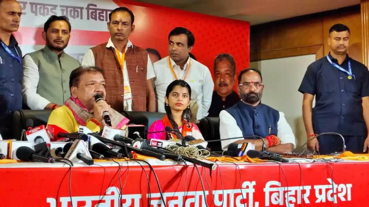 मैथिली ठाकुर ने भाजपा में शामिल होकर राजनीति में कदम रखा