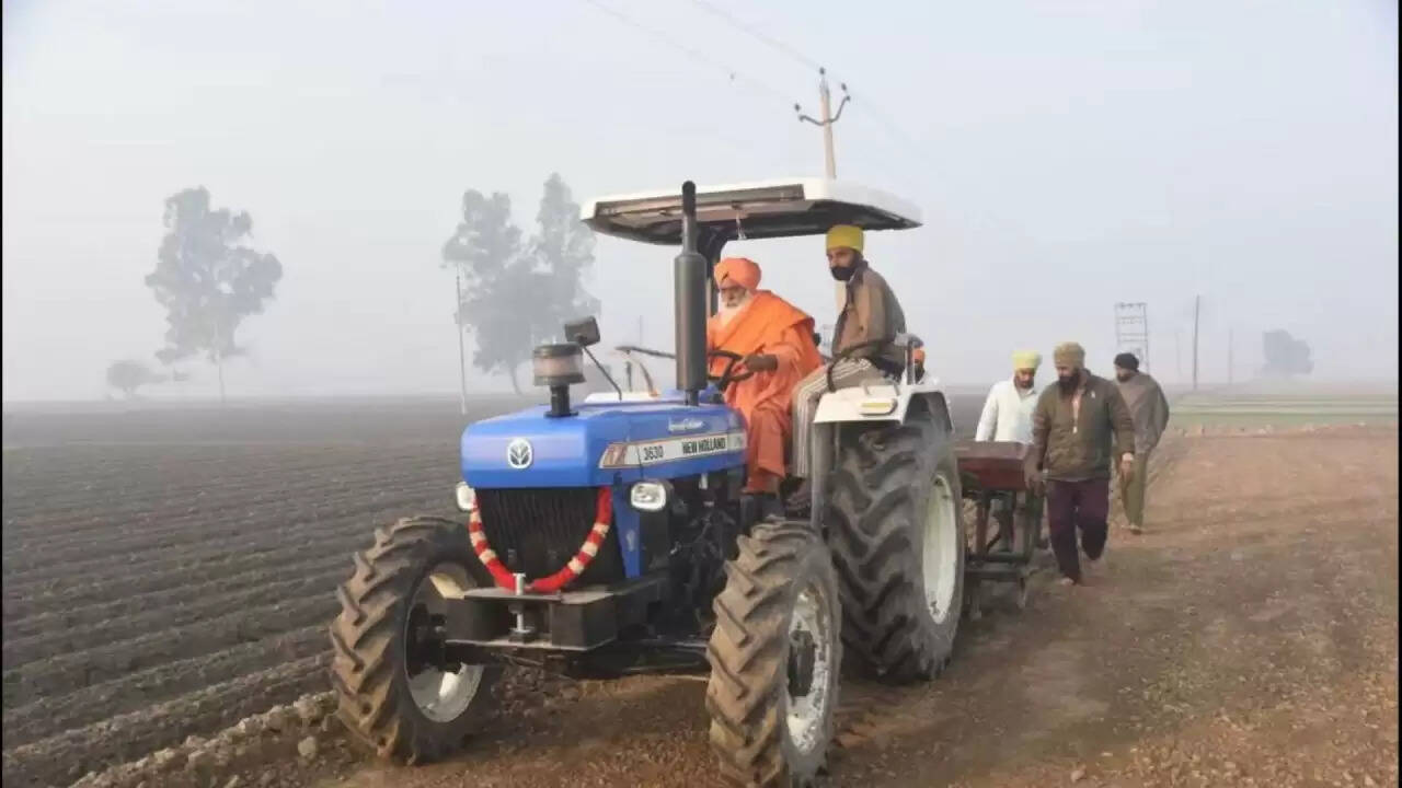 पंजाब में बाढ़ राहत: AAP सांसद बलबीर सिंह सीचेवाल का किसानों के साथ सहयोग