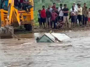 बिजनौर में कार नदी में गिरी, ग्रामीणों ने बचाई ड्राइवर की जान