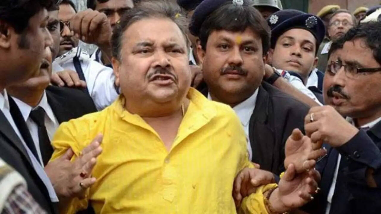 पश्चिम बंगाल में टीएमसी नेताओं पर छापेमारी से बढ़ी राजनीतिक हलचल