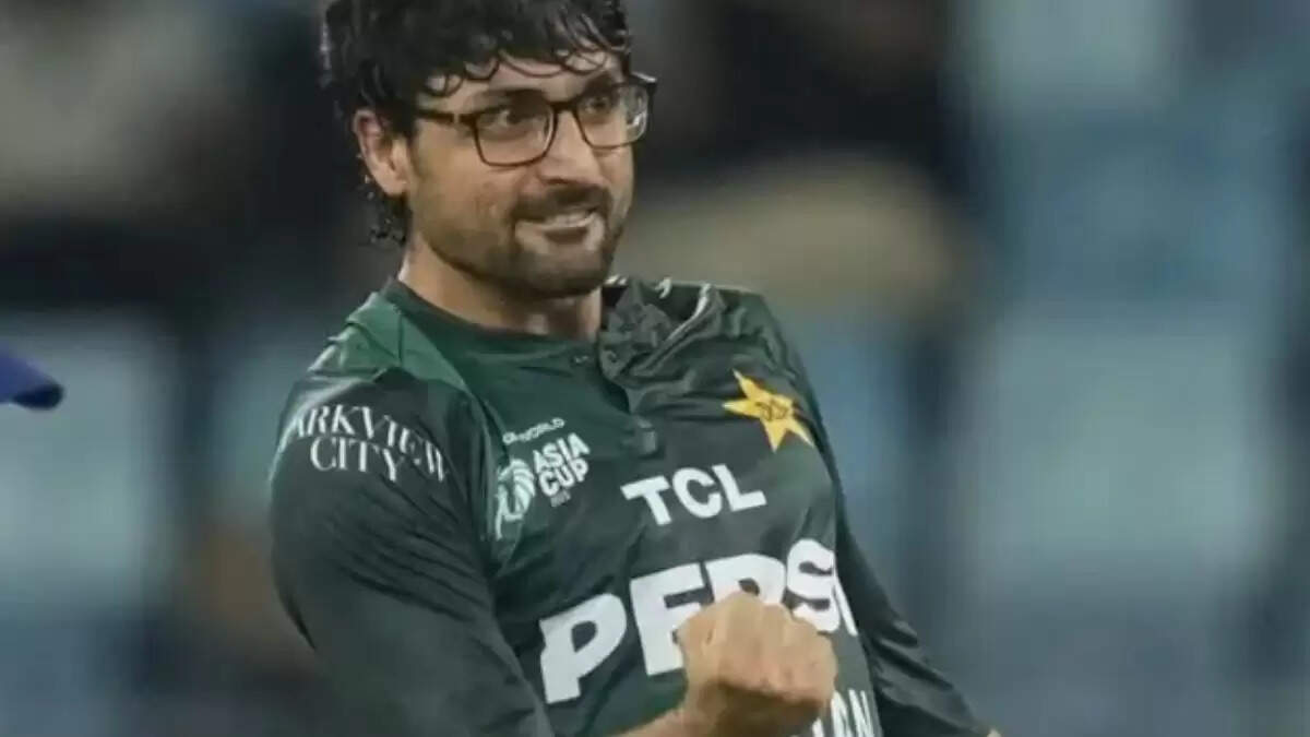 अबरार अहमद ने शिखर धवन को दी धमकी, कहा 'सर फोड़ दूंगा'