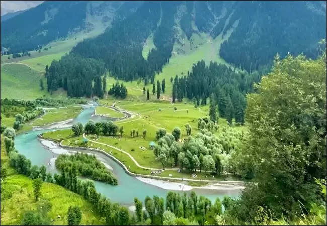 पहलगाम में एक साल बाद फिर से लौट रहा है पर्यटन का रंग