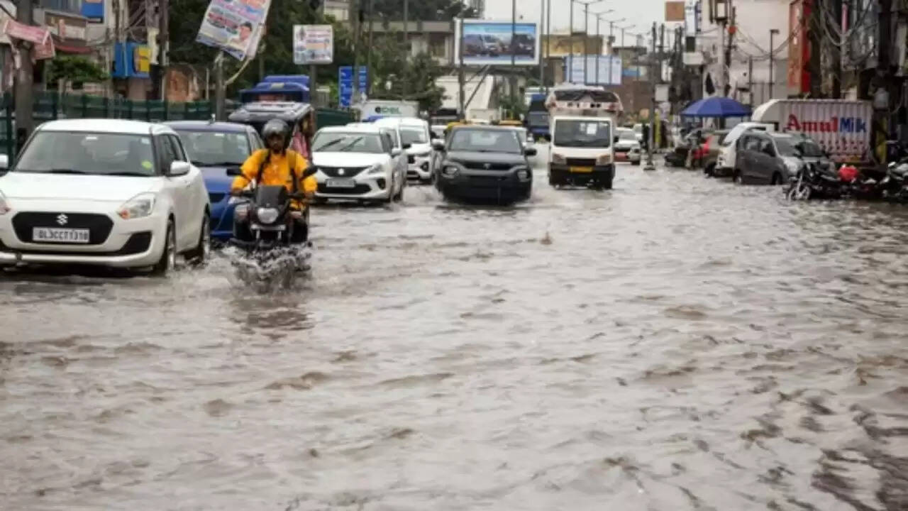 दिल्ली में बारिश के बाद जलभराव: AAP ने BJP पर साधा निशाना