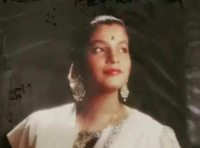 TMKOC की कोमल भाभी की थ्रोबैक तस्वीरें: फैंस हुए हैरान