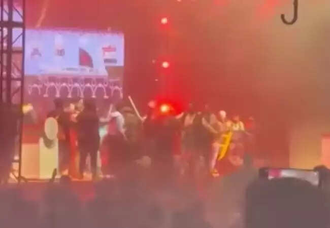 बांग्लादेश में कॉन्सर्ट के दौरान हिंसा, रॉक स्टार जेम्स की प्रस्तुति रद्द