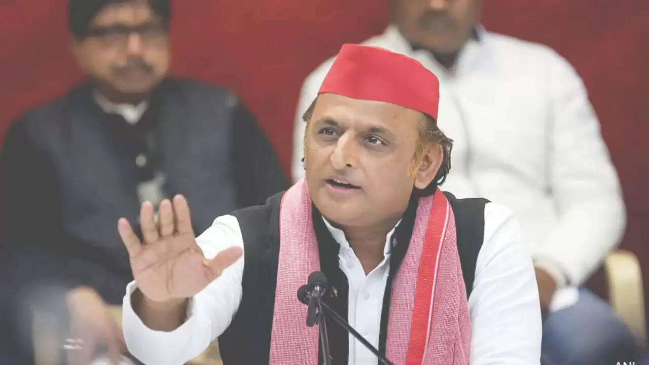 अखिलेश यादव ने आज़म खान से की मुलाकात, पार्टी के प्रति उनके योगदान की सराहना