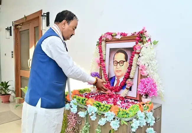 बाबा साहब आंबेडकर की जयंती पर उप मुख्यमंत्री का श्रद्धांजलि अर्पित करना