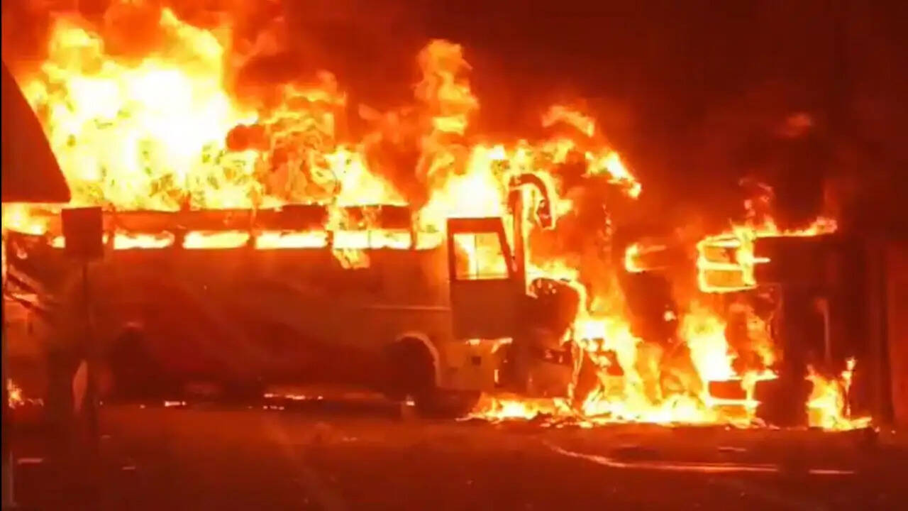 आंध्र प्रदेश में बस और टिपर ट्रक की टक्कर, आठ की मौत