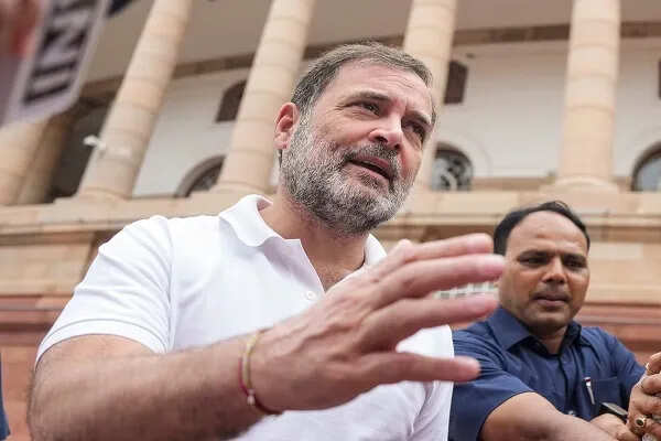 राहुल गांधी का चुनाव आयोग पर गंभीर आरोप: 'हमारे पास एटम बम है'