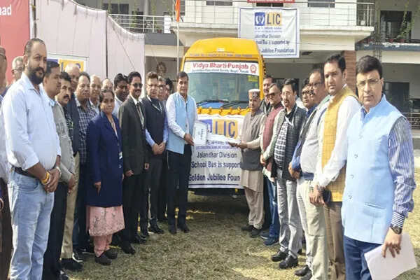 LIC ने बाल दिवस पर जालंधर में स्कूल बस भेंट की