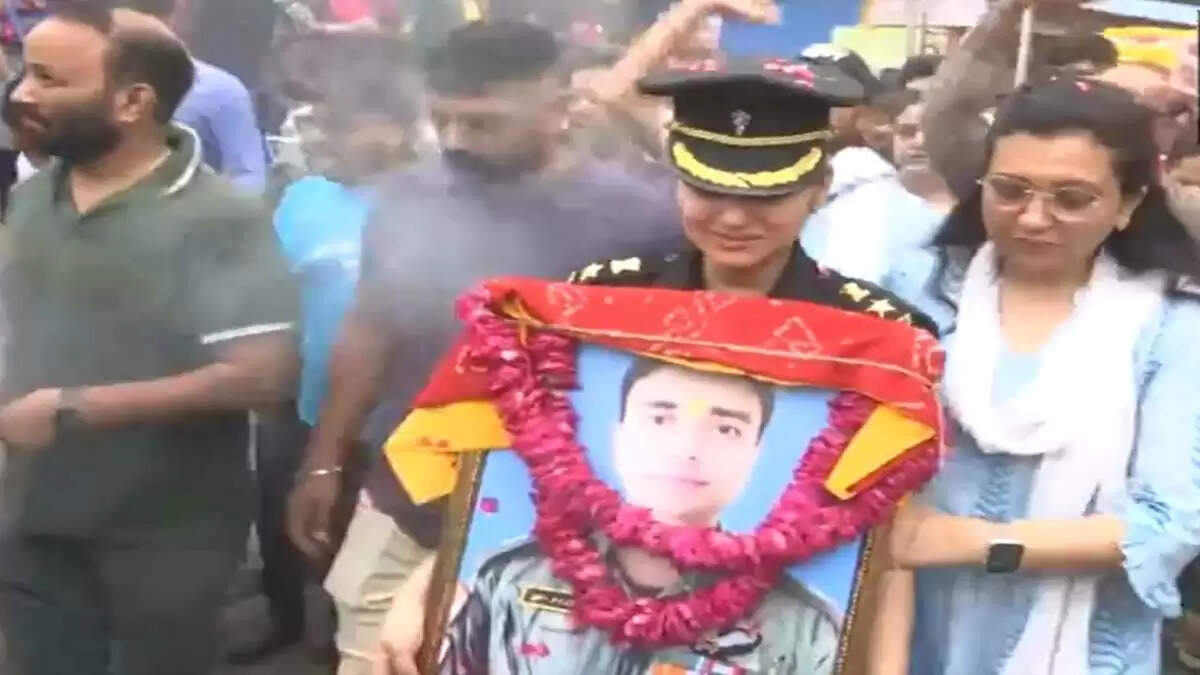 केदारनाथ हेलीकॉप्टर दुर्घटना: रिटायर्ड लेफ्टिनेंट कर्नल राजवीर सिंह का अंतिम संस्कार