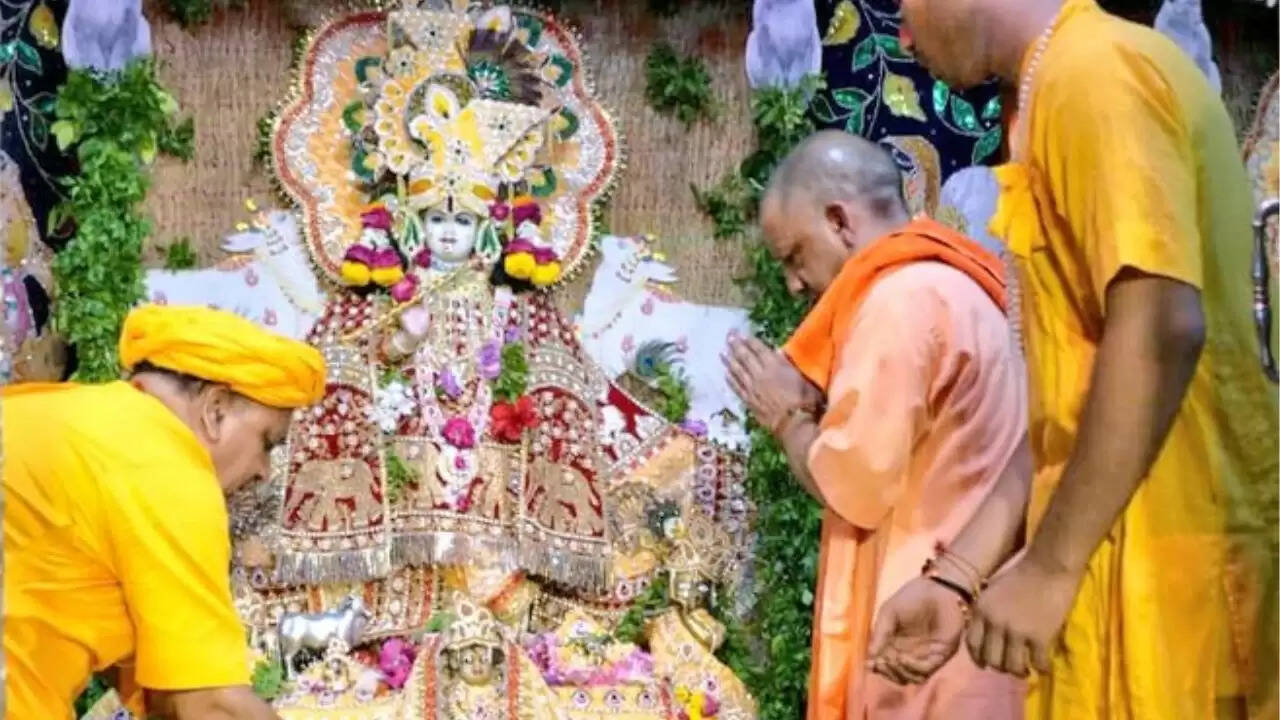 योगी आदित्यनाथ ने जन्माष्टमी पर गोरखनाथ मंदिर में की पूजा