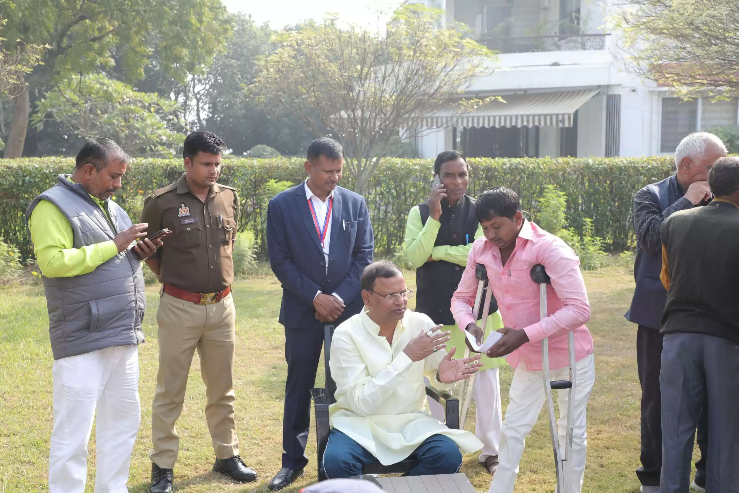 केंद्रीय वित्त राज्य मंत्री ने महराजगंज में जनता की समस्याएं सुनीं