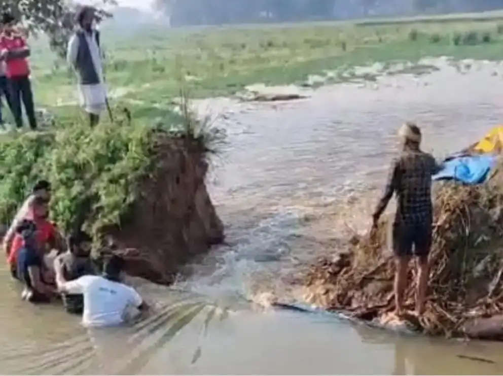 रजवाहा की पटरी कटने से डूबी आलू की फसल