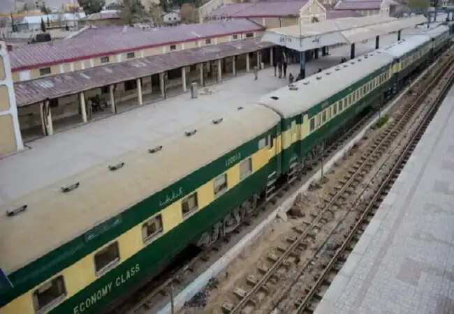 पाकिस्तान रेलवे की नई रियायत नीति से यात्रियों पर पड़ेगा असर