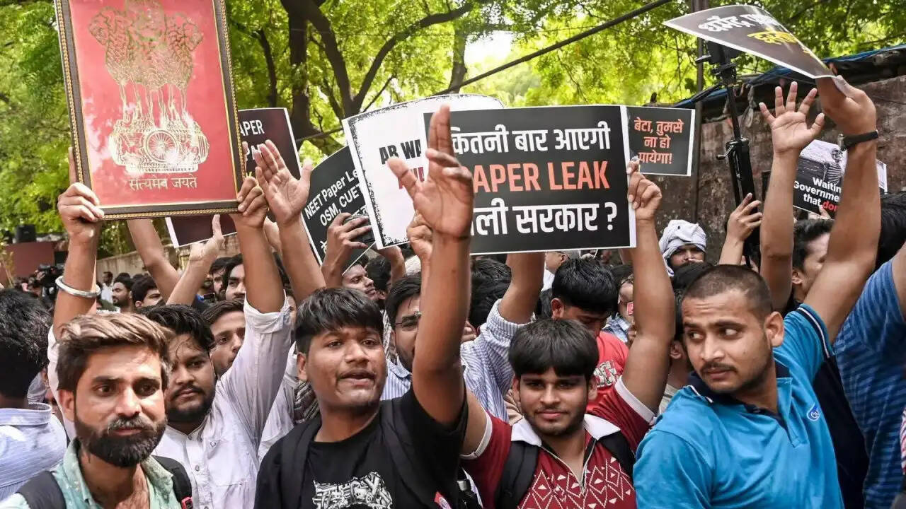 दिल्ली में छात्रों का प्रदर्शन: परीक्षा विवादों पर उठी आवाज़
