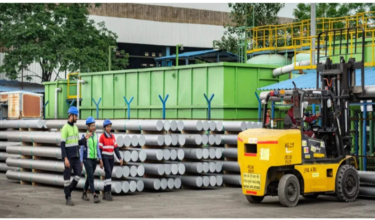 एनसीएलटी ने वेदांता को अदाणी समूह को पक्षकार बनाने का दिया आदेश