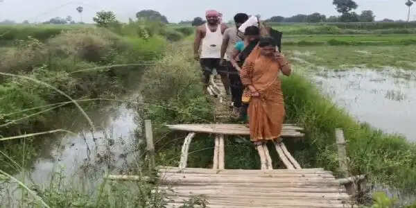 बुनियादी सुविधाओं से वंचित रिफातपुर-सीमानपुर पंचायत का वंशीचक गांव
