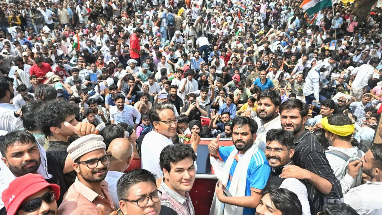 दिल्ली में कॉकरोच जनता पार्टी के खिलाफ विरोध प्रदर्शन और FIR