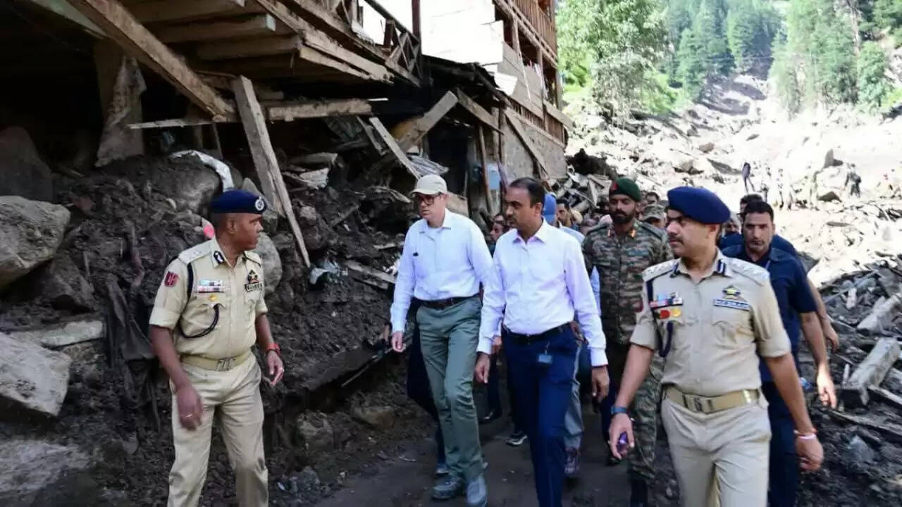 किश्तवाड़ में राहत कार्यों के दौरान उमर अब्दुल्ला का सामना नाराज़ लोगों से