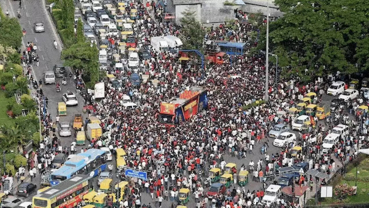 बेंगलुरु भगदड़: RCB और सरकार ने मृतकों के परिवारों को मुआवजा देने का किया ऐलान