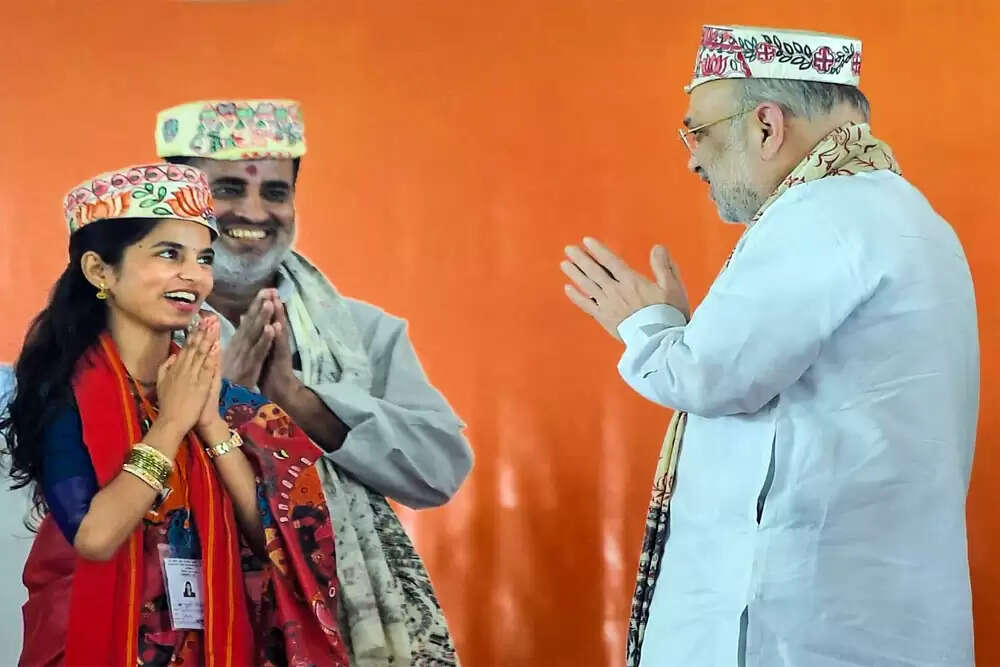 बिहार चुनाव में भोजपुरी सितारों की धूम, नीतीश कुमार का अलग रुख