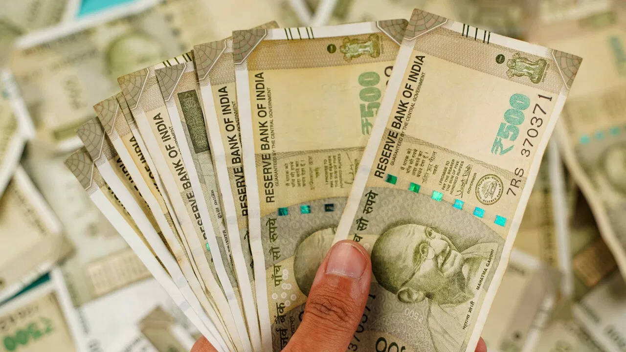 सरकारी कर्मचारियों के लिए 8वें वेतन आयोग की उम्मीदें: क्या होगा नया फिटमेंट फैक्टर?