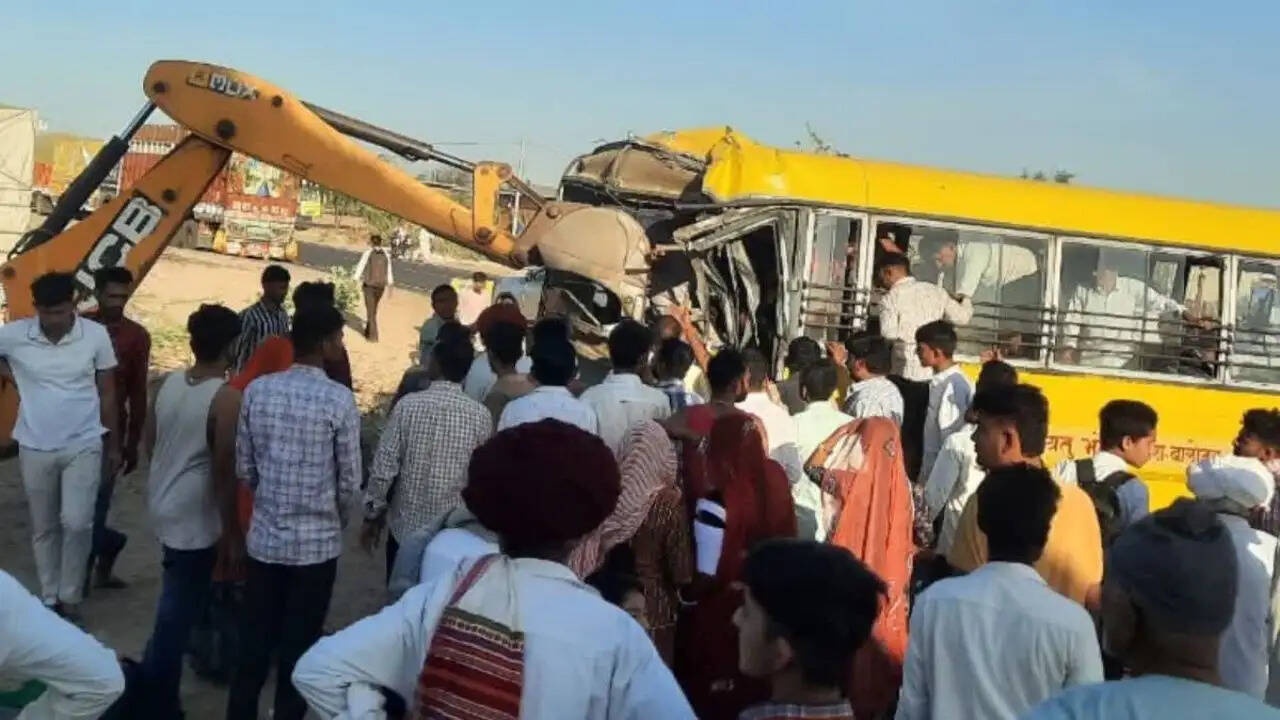 बाड़मेर में स्कूल बस और ट्रक की भीषण टक्कर, 10 से अधिक बच्चे घायल