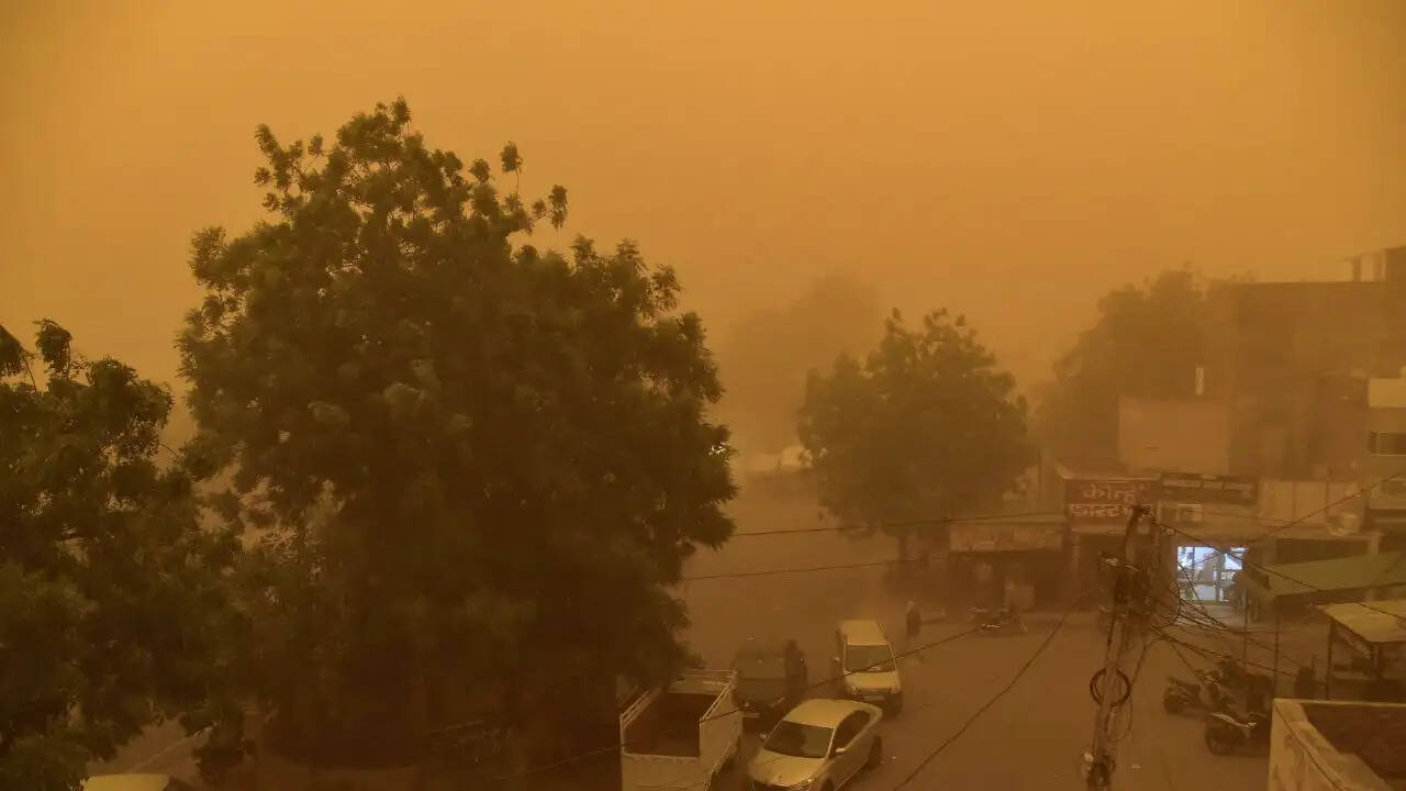 उत्तर भारत में मौसम का मिजाज: आंधी-तूफान और बारिश से जनहानि