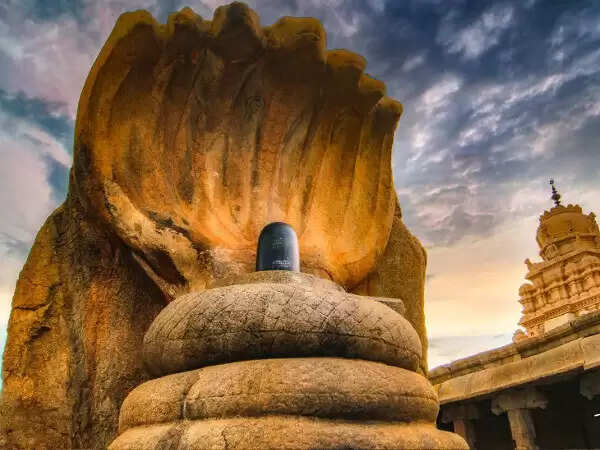 लेपाक्षी मंदिर: हवा में लटके खंभे का रहस्य
