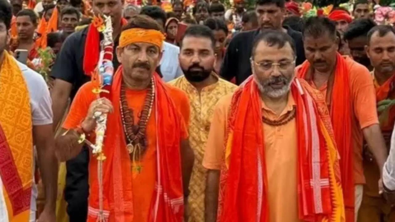 भाजपा नेताओं पर बाबा बैद्यनाथ मंदिर में जबरन प्रवेश का आरोप: निश्चिकांत दुबे का आत्मसमर्पण का ऐलान