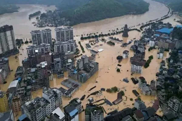 बीजिंग में मूसलाधार बारिश से 30 लोगों की मौत, भारी तबाही