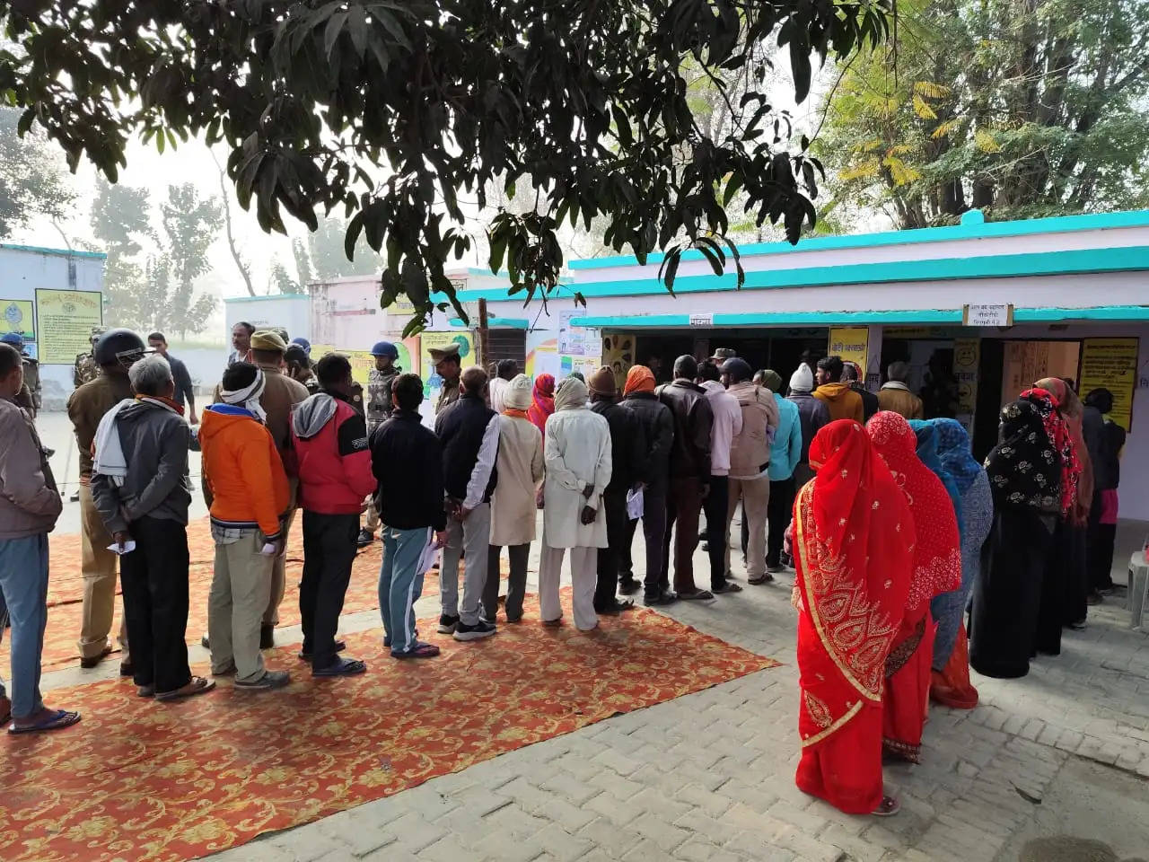 मिल्कीपुर विधानसभा उप चुनाव: सपा प्रत्याशी और भाजपा एजेंट में मतदान के दौरान हुई नोकझोंक, सकुशल मतदान जारी 