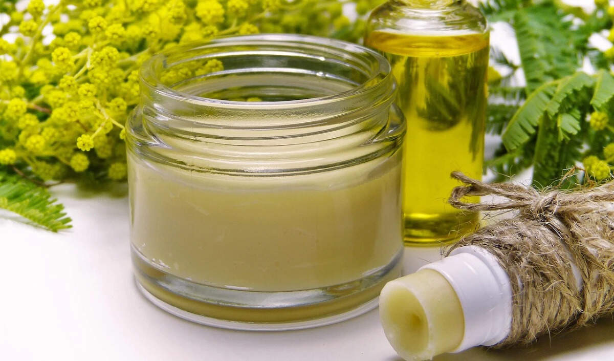 सर्दियों में फटे होंठों के लिए बनाएं होममेड लिप बाम