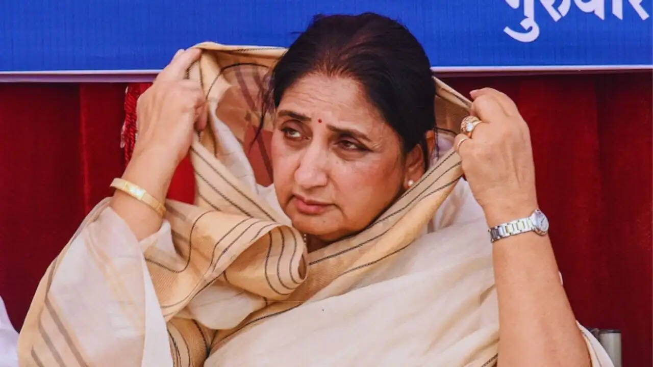 बारामती उपचुनाव: कांग्रेस ने सुनेत्रा पवार की जीत को आसान बनाया