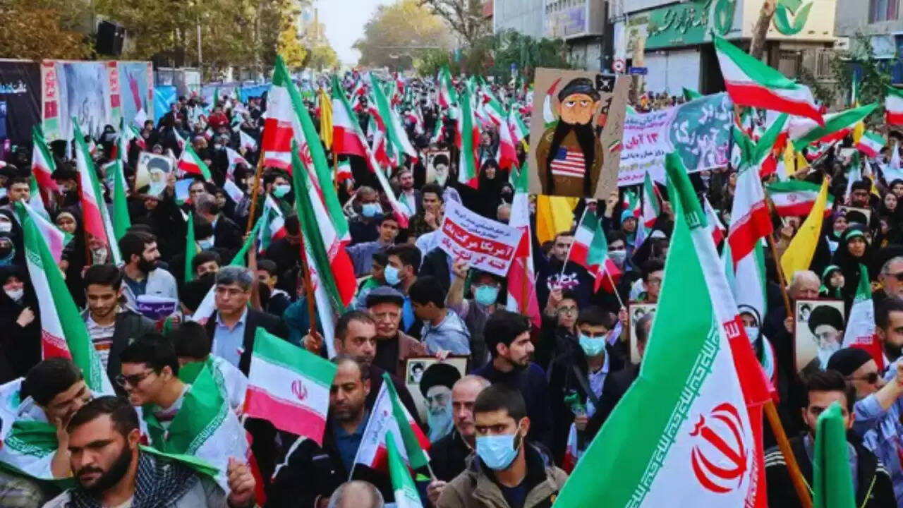 ईरान में डॉलर के मुकाबले रियाल की गिरावट से भड़के बड़े विरोध प्रदर्शन