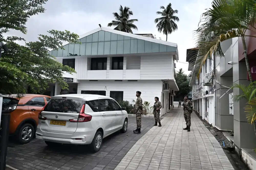 केरल में पिनाराई विजयन के घर पर ईडी की छापेमारी, जांच में तेजी