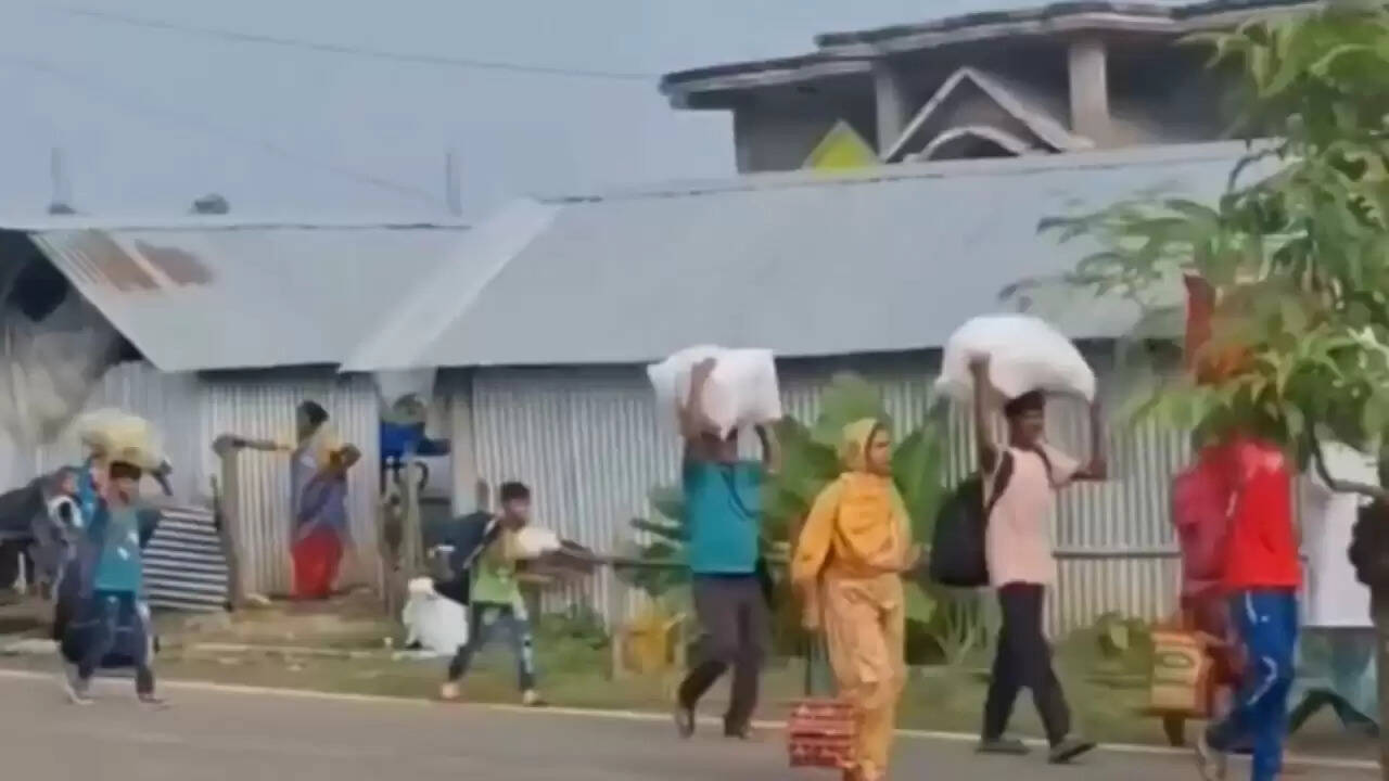 पश्चिम बंगाल में बांग्लादेशी नागरिकों का पलायन: SIR के डर से लौटने को मजबूर