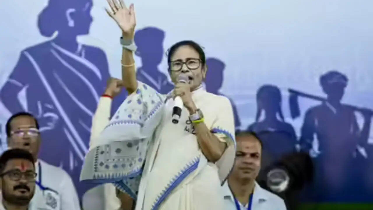 ममता बनर्जी ने पश्चिम बंगाल में प्रशासनिक तंत्र पर उठाए सवाल