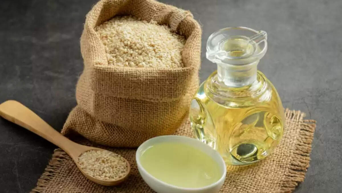 नाभि में तेल लगाने के अद्भुत फायदे: जानें कैसे करें इसका उपयोग