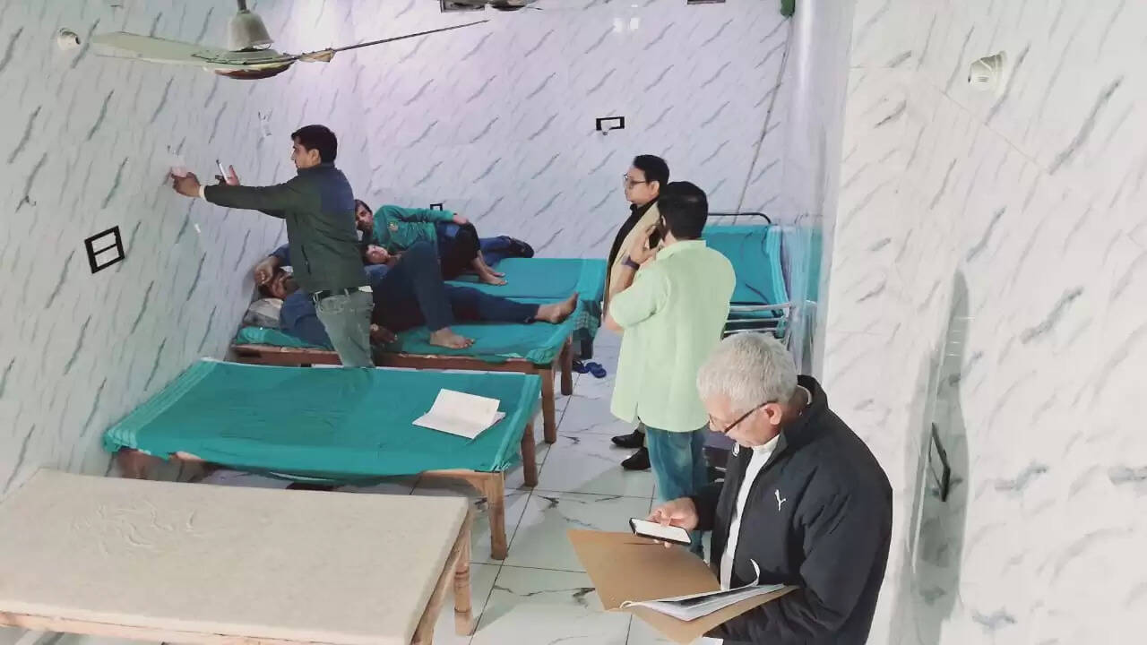 सीएम फ्लाइंग ने क्लीनिक तथा मेडिकल हाल पर की छापेमारी