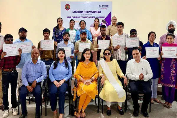 दृष्टिबाधित विद्यार्थियों के लिए सफल प्रशिक्षण कार्यक्रम का समापन