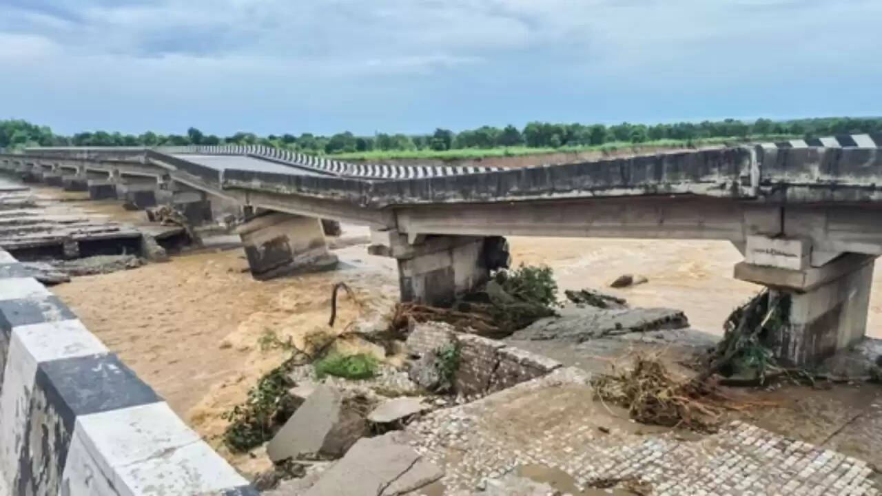 जम्मू-कश्मीर में बाढ़ का कहर: बारिश ने तोड़े सभी रिकॉर्ड, 34 श्रद्धालुओं की जान गई