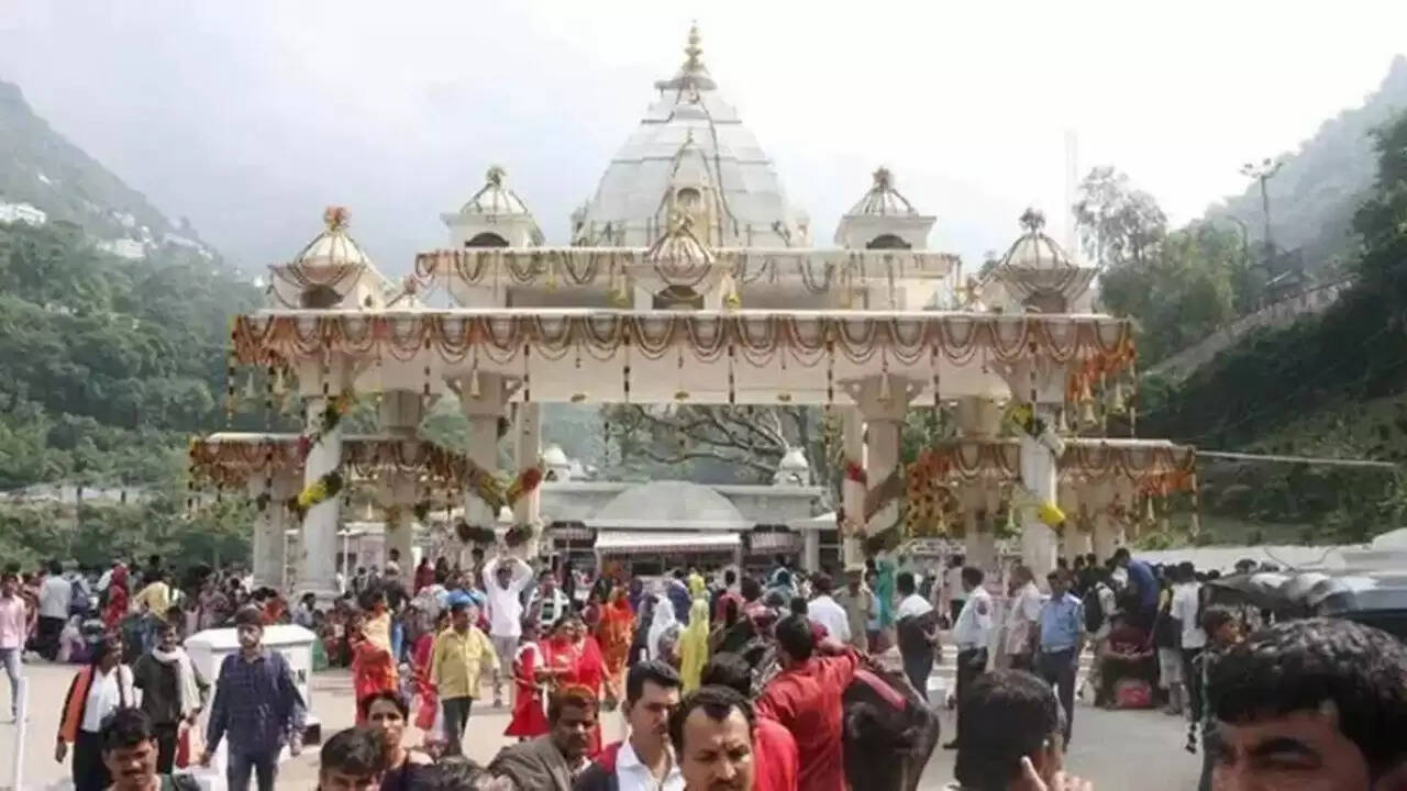 Vaishno Devi यात्रा फिर से शुरू: श्रद्धालुओं में खुशी की लहर