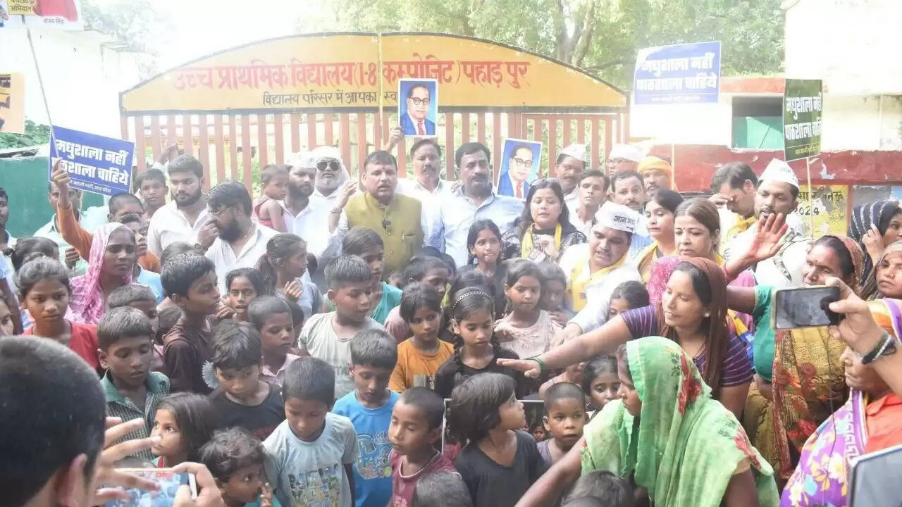 उत्तर प्रदेश में स्कूल बंदी के खिलाफ आम आदमी पार्टी का आंदोलन