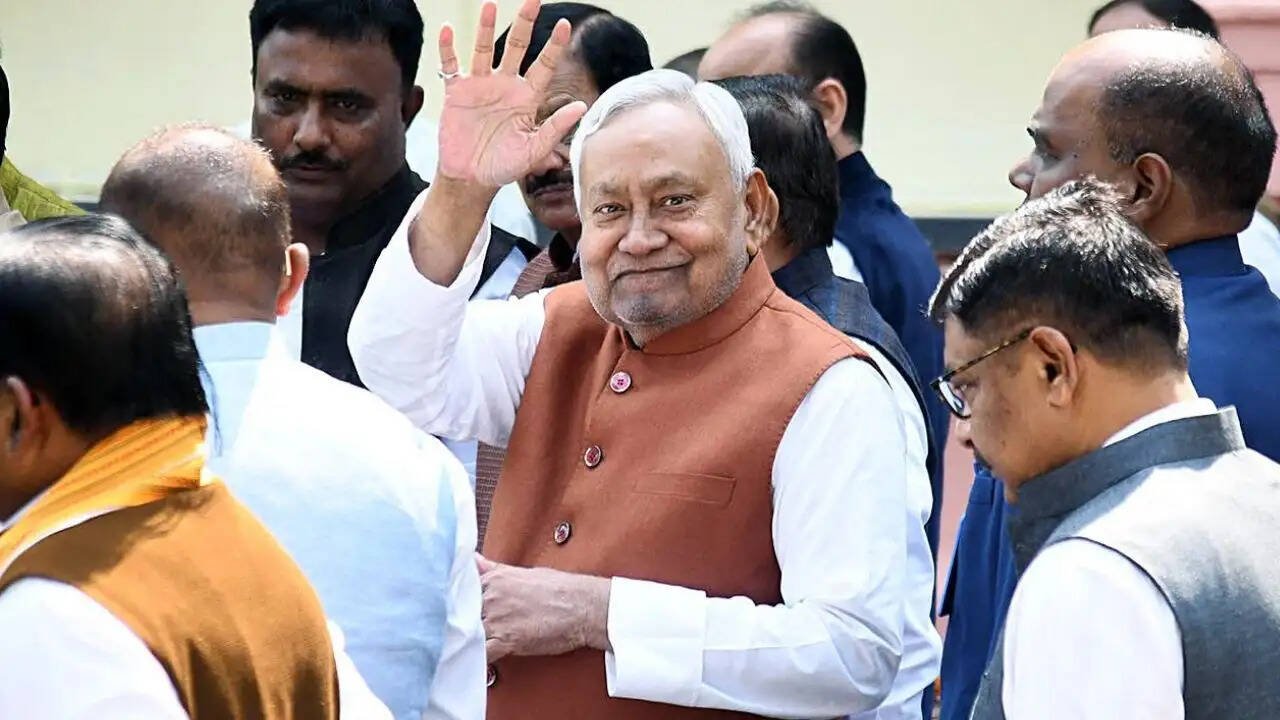 नीतीश कुमार के जन्मदिन पर बिहार में बच्चों को मुफ्त पोशाक वितरण की योजना